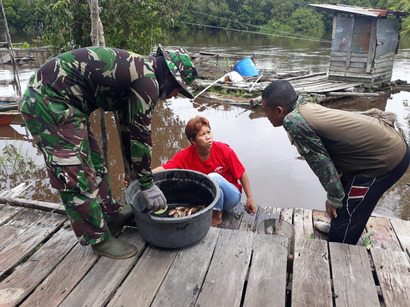 Personel Satgas TMMD Imbau Nelayan Waspadai Cuaca Saat Mencari Ikan 